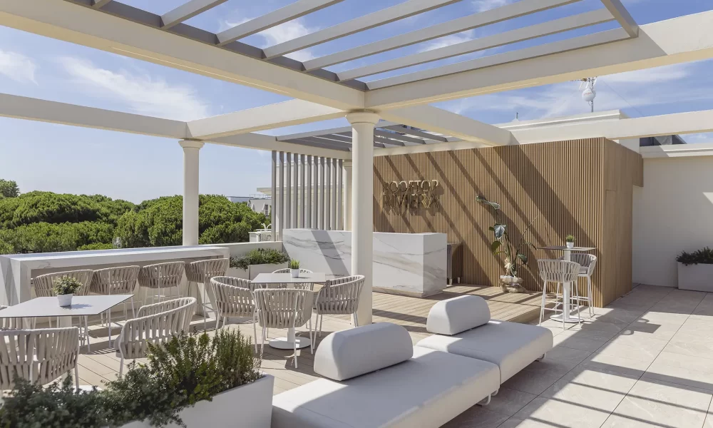 Rooftop-Terrasse mit moderner Sitzgelegenheit und natürlicher Umgebung.