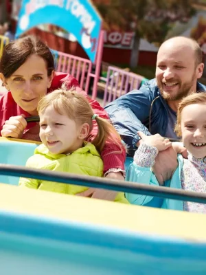 Eine Familie hat Spaß auf einer bunten Achterbahn.
